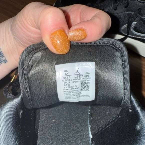 Jordan 1 Low SE “Black/Metallic Silver/Sail/Metallic Gold" - Picture 5 of 9